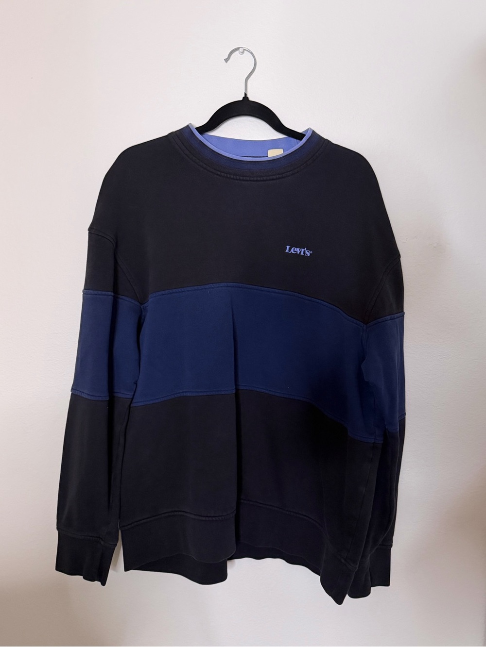 Levi's Men’s Black and Navy Colorblock Crewneck Sweatshirt